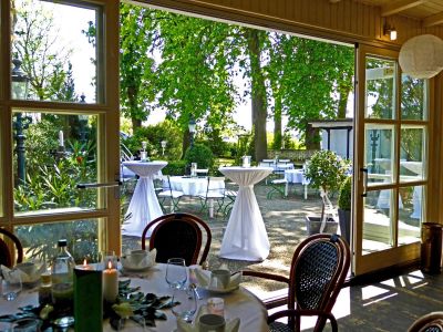 Der Garten von Bad Sennfeld kann inklusive der Tische und Stühle für Ihre Party gemietet werden